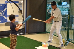 16_pb_battinglesson_1.jpg